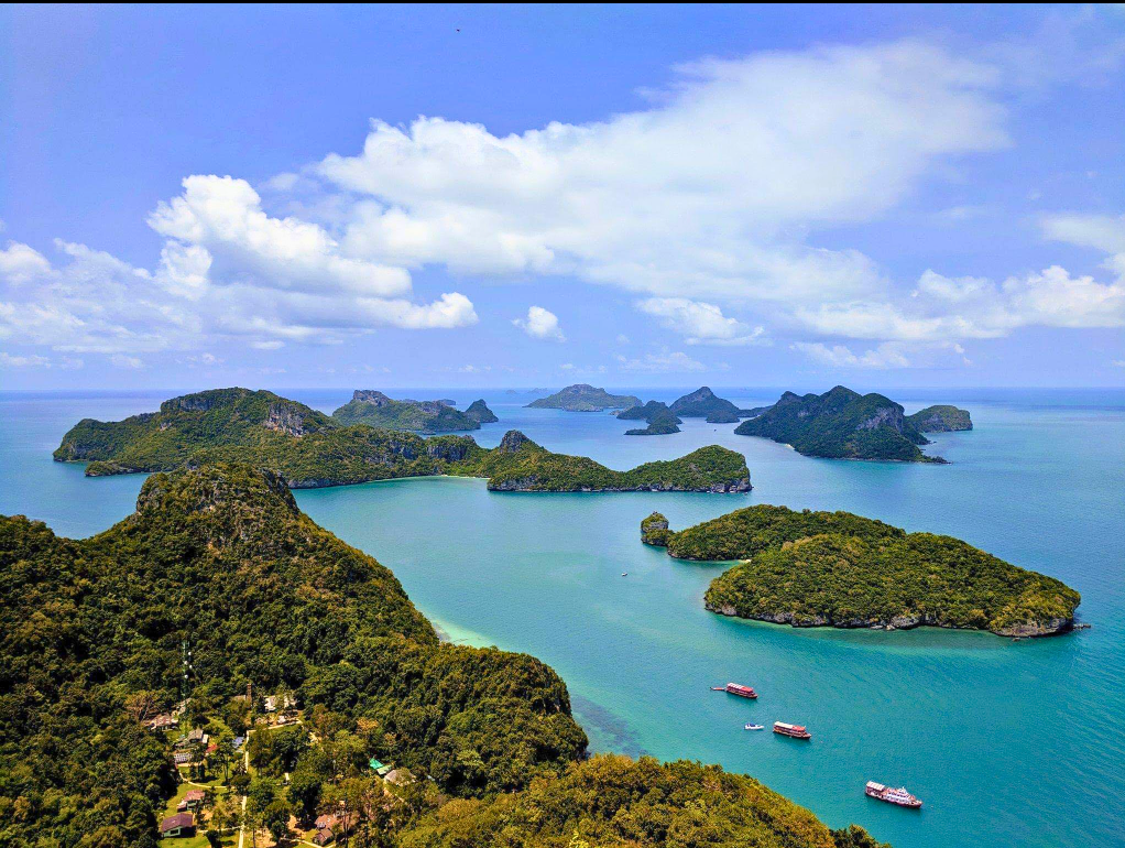 Luftaufnahme der Küste von Koh Phangan mit türkisfarbenem Wasser